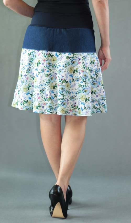 0446_P_zezadu_viskóza_len_bez_podšívky_bílá_modrá_se_sedlem_nahoře_bez_kapes_hladké_modrá