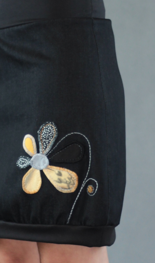 0452_P_detail_bavlna_polyester_bez_podšívky_černá_žlutá_áčková_1kapsa_úplet_černá_žlutočerná_květ_kytka