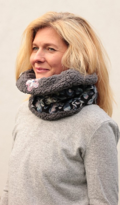 053_P_detail_polyester_polyester_s_podšívkou_šedá_modrá___modrá_kytičky_třikytičky