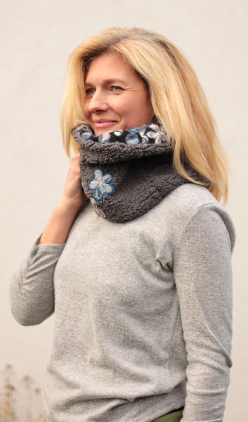 053_P_šikmo_polyester_polyester_s_podšívkou_šedá_modrá___modrá_kytičky_třikytičky