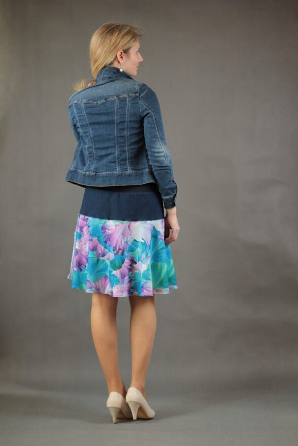 0525_P_zezadu_bavlna_polyester_bez_podšívky_fialovomodrá_tyrkys_kolová_bez_kapes_hladké_modrá_fialová_kytka_květ