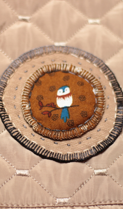 0578_P_detail_polyester_elastan_s_podšívkou_béžová_černá_áčková_1kapsa_tunýlek_černá_hnědá_terč_sova2