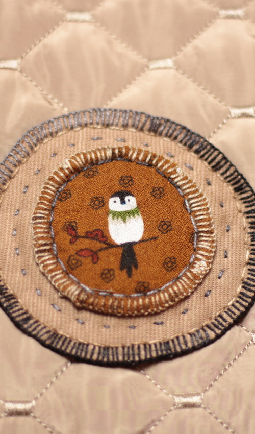 0578_P_detail_polyester_elastan_s_podšívkou_béžová_černá_áčková_1kapsa_tunýlek_černá_hnědá_terč_sova3