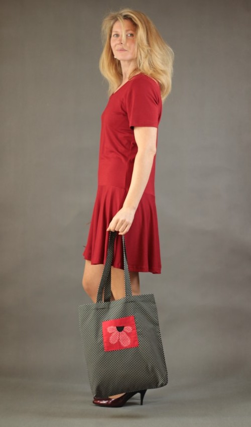 011_P_šikmo_bavlna_bez_podšívky_černá_červená_1kapsa_červenobílá_kytka_půlkvět