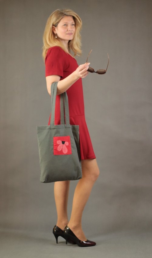 011_P_zepredu_bavlna_bez_podšívky_černá_červená_1kapsa_červenobílá_kytka_půlkvět