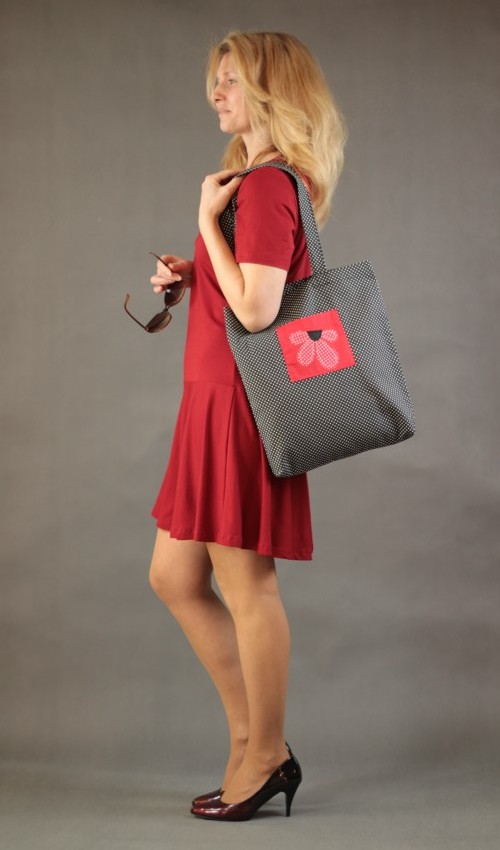 011_P_zezadu_bavlna_bez_podšívky_černá_červená_1kapsa_červenobílá_kytka_půlkvět