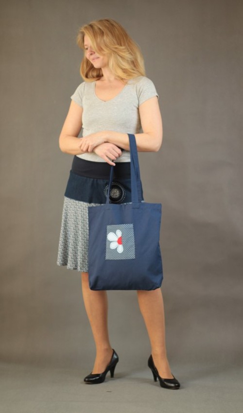 012_P_detail_bavlna_bez_podšívky_modrá_bílá_1kapsa_bíločervená_kytka_půlkvět