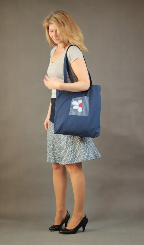 012_P_šikmo_bavlna_bez_podšívky_modrá_bílá_1kapsa_bíločervená_kytka_půlkvět