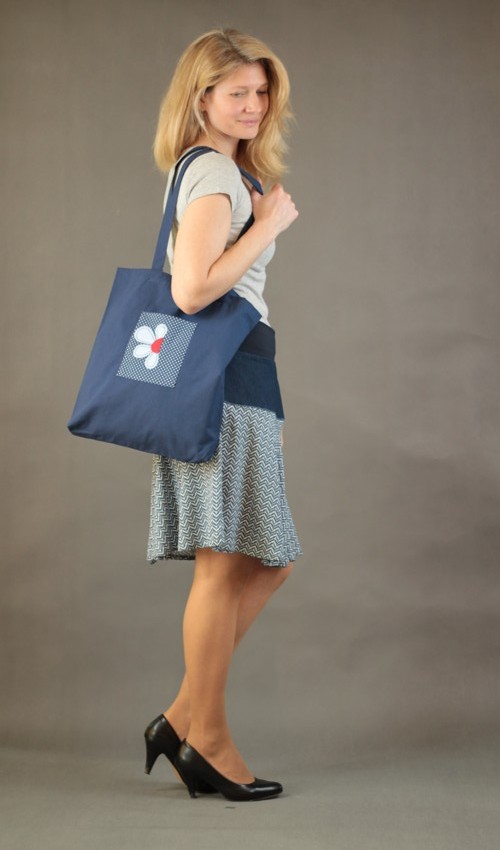 012_P_zepredu_bavlna_bez_podšívky_modrá_bílá_1kapsa_bíločervená_kytka_půlkvět