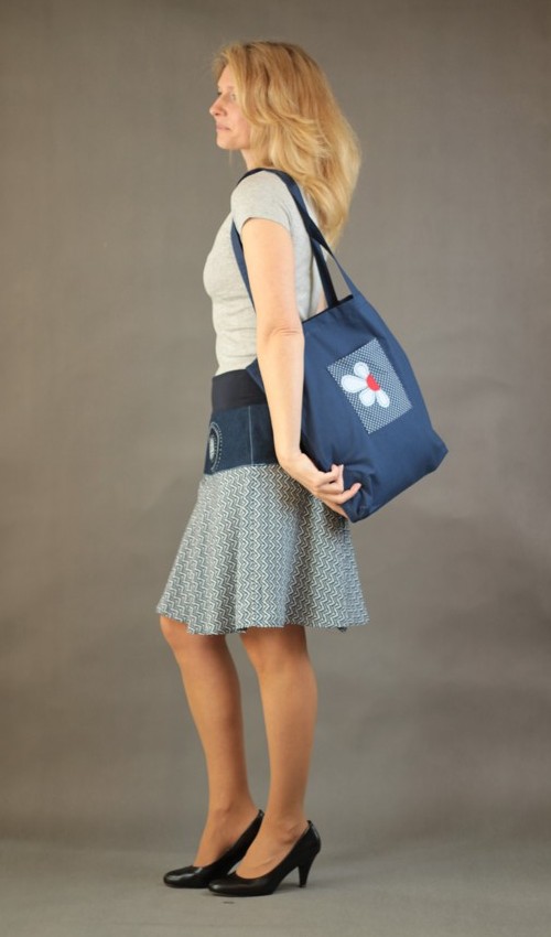 012_P_zezadu_bavlna_bez_podšívky_modrá_bílá_1kapsa_bíločervená_kytka_půlkvět