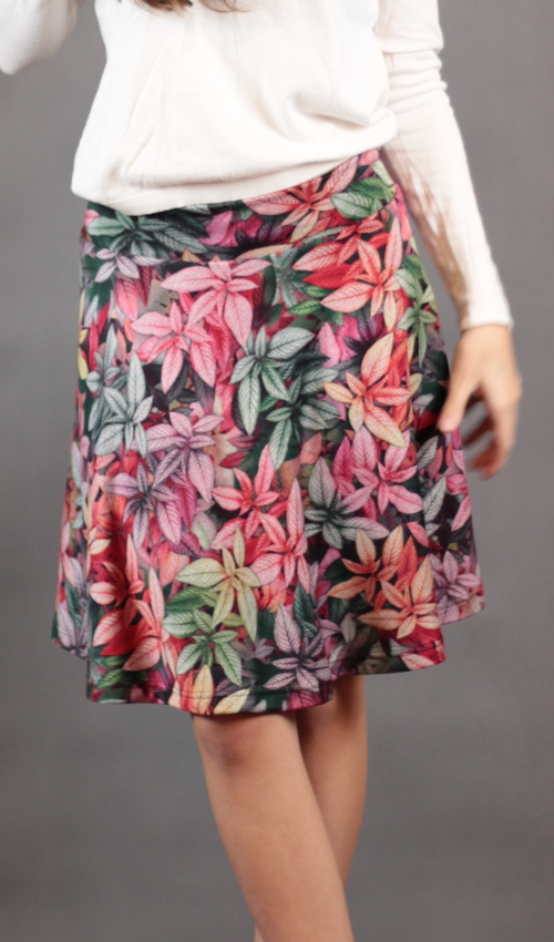 0589_P_detail_polyester_viskóza_bez_podšívky_stejná_červená_kolová_bez_kapes_hladké_pestrá_pestrá_listy_listí