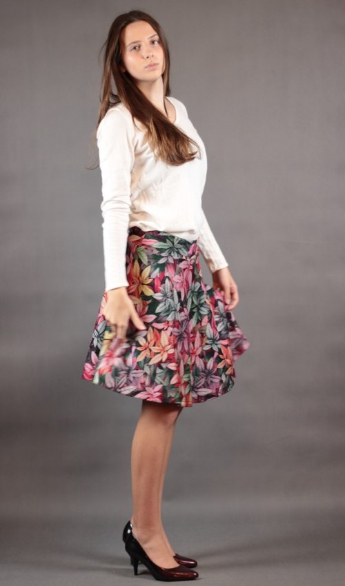 0589_P_šikmo_polyester_viskóza_bez_podšívky_stejná_červená_kolová_bez_kapes_hladké_pestrá_pestrá_listy_listí