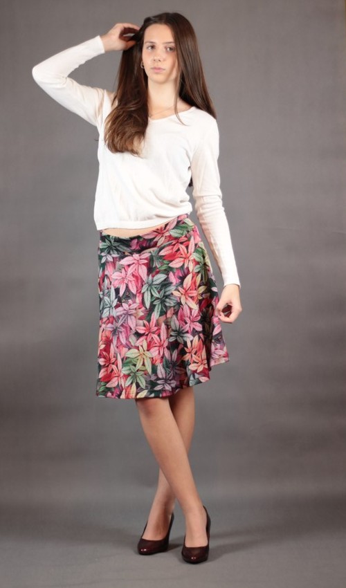 0589_P_slide_polyester_viskóza_bez_podšívky_stejná_červená_kolová_bez_kapes_hladké_pestrá_pestrá_listy_listí