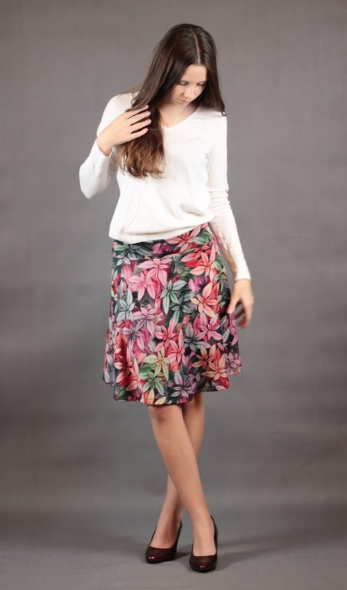 0589_P_zepredu_polyester_viskóza_bez_podšívky_stejná_červená_kolová_bez_kapes_hladké_pestrá_pestrá_listy_listí