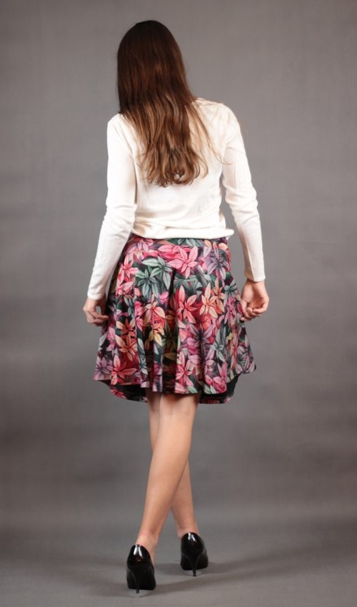 0589_P_zezadu_polyester_viskóza_bez_podšívky_stejná_červená_kolová_bez_kapes_hladké_pestrá_pestrá_listy_listí