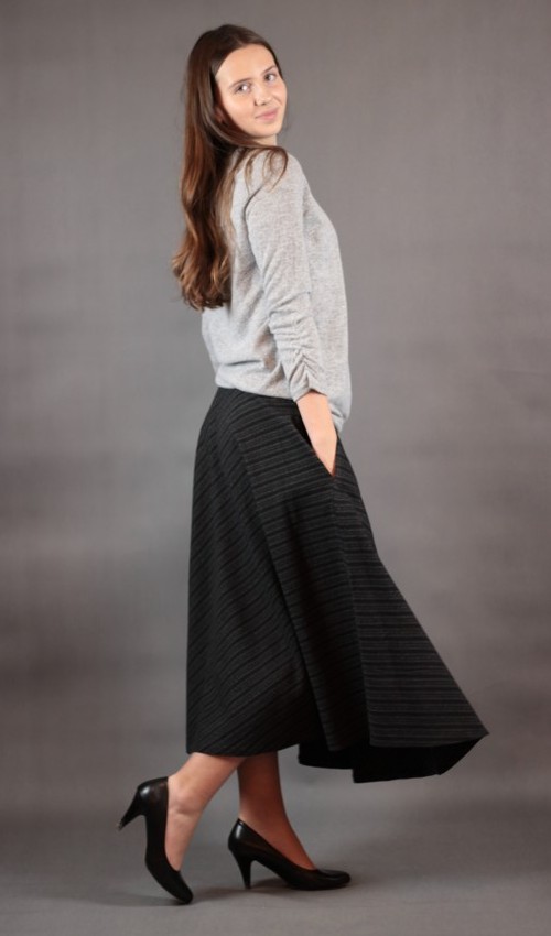 0591_P_šikmo_bavlna_polyester_s_podšívkou_černá_černá_kolová_2kapsy_hladké_černá_pružka_pruhy_šikmo1