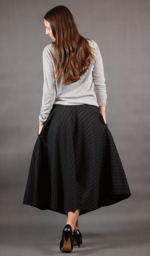 0591_P_zezadu_bavlna_polyester_s_podšívkou_černá_černá_kolová_2kapsy_hladké_černá_pružka_pruhy_šikmo